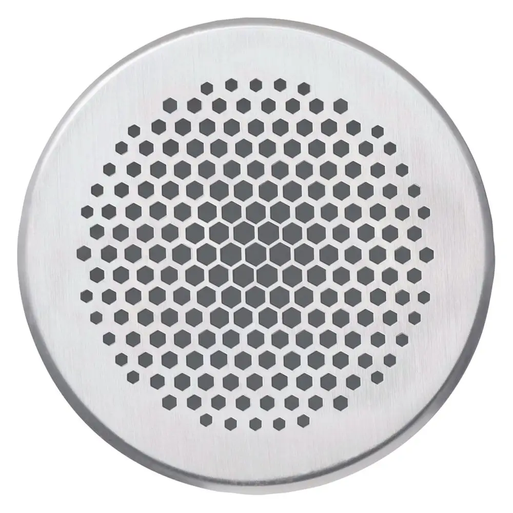 Runde Edelstahlblende mit hexagonalem Lochmuster, die zur Abdeckung von Öffnungen dient. Ideal für Anwendungen, die ein industrielles Design erfordern, wie bei Vaillant.